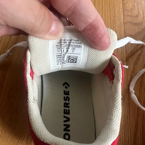 - Red converse shoes - Picture 2 of 4